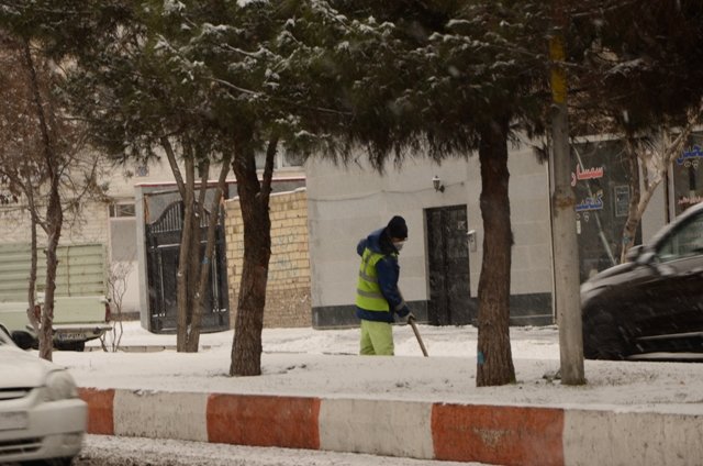 تلاش شبانه روزی و بی وقفه اکیپ های خدماتی از اولین ساعات شروع بارش برف