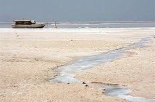 خشکی دریاچه ارومیه، جان 14 میلیون نفر را تهدید می‌کند / هشدار درباره طوفان‌های نمکی