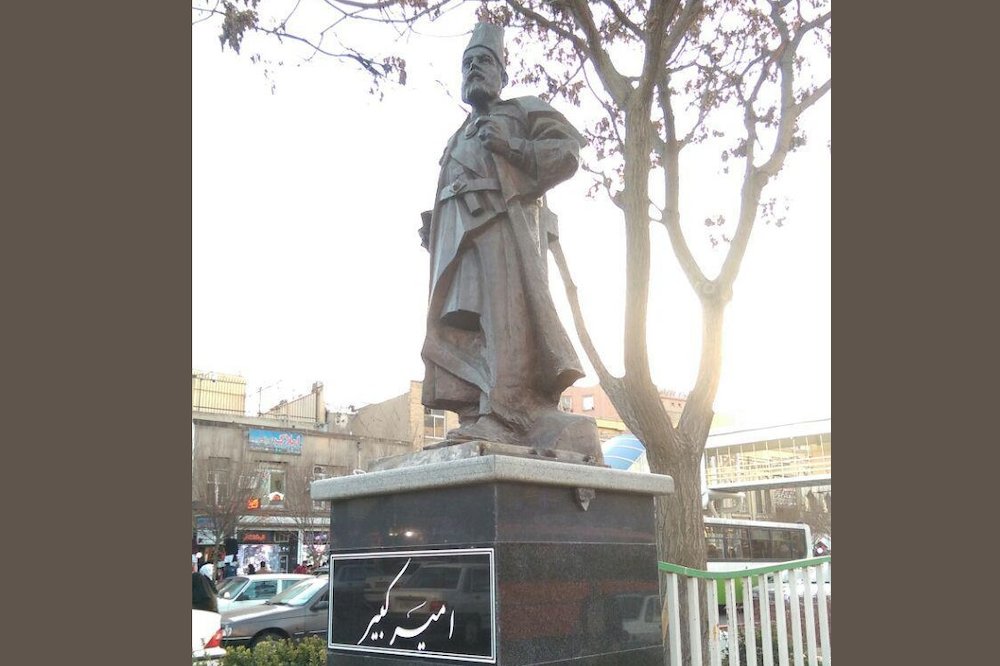 نصب تندیس امیرکبیر در میدان شهدا تبریز