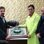 پاکبان خوشذوق تبریزی، اثر هنری خود را به شهردار تبریز اهدا کرد