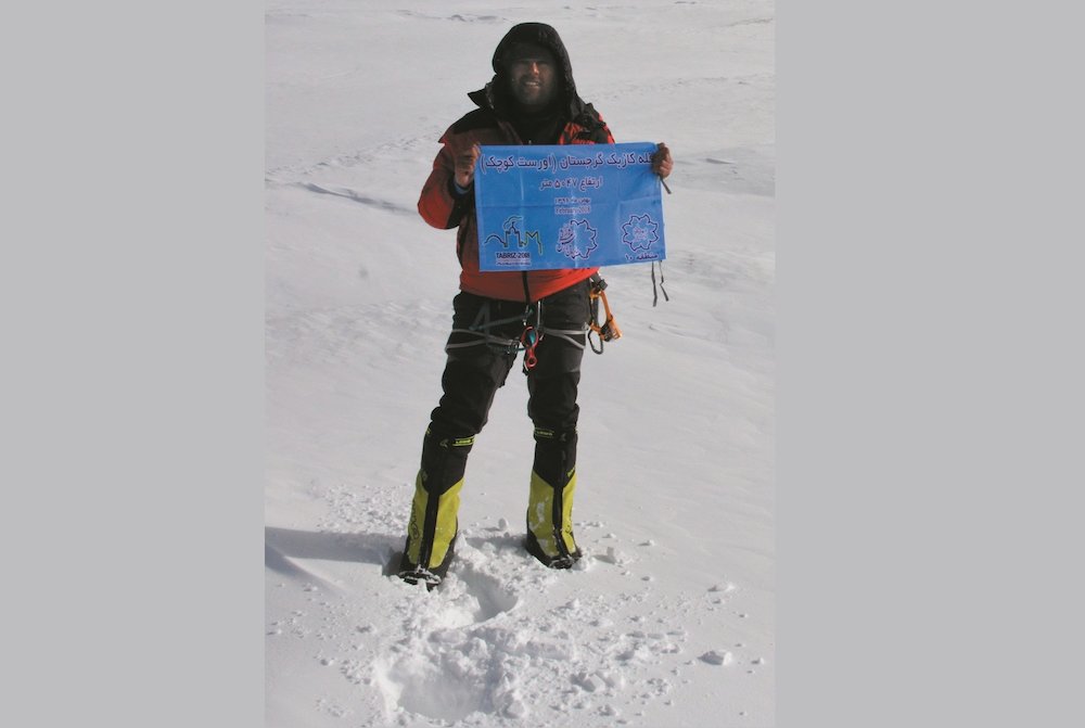 کوهنورد شهرداری منطقه ۱۰ به قله ۵۰۴۷ متری کازبک گرجستان صعود کرد
