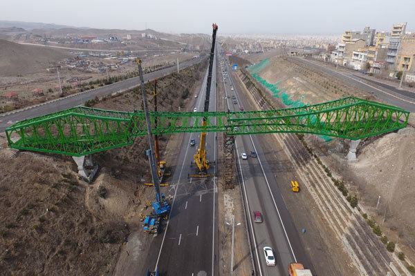 عرشه‌گذاری پل اتصال پارک بهاران به پارک عباس‌میرزا به پایان رسید