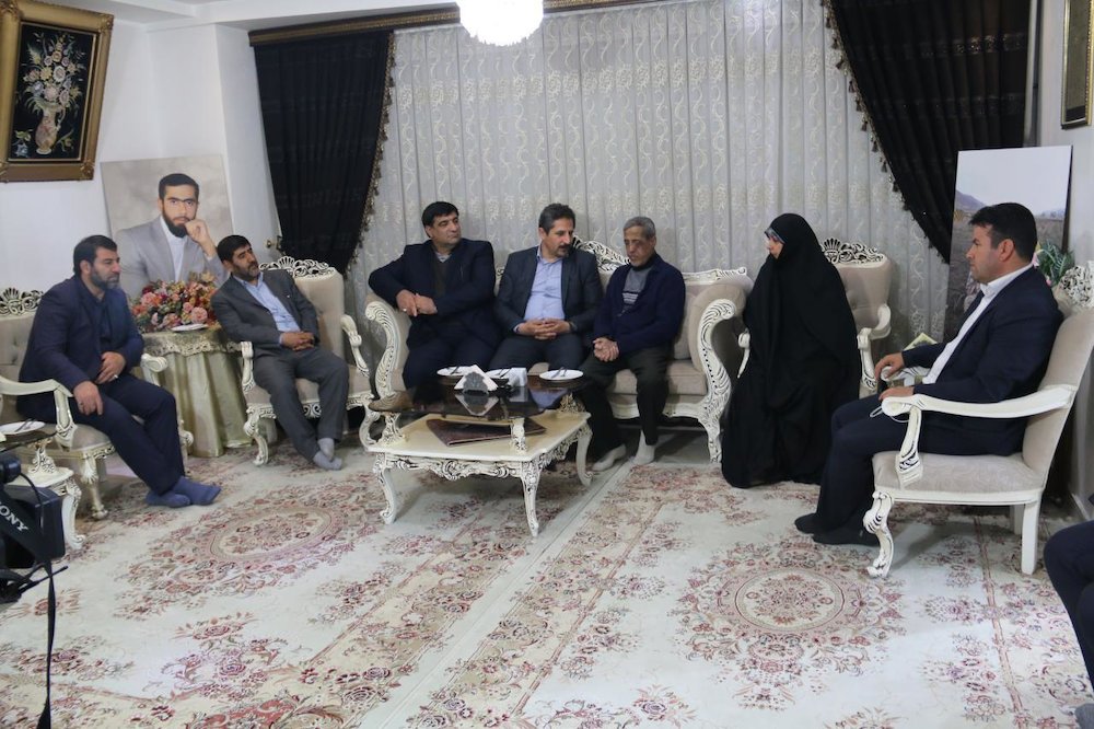شهردار تبریز با خانواده شهید صادق عدالت اکبری دیدار و گفتگو کرد