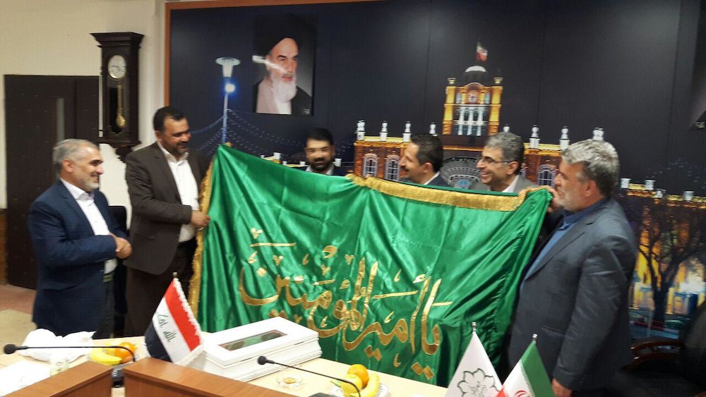اهدای پرچم مرقد مطهرحضرت علی (ع) به شهردار تبریز