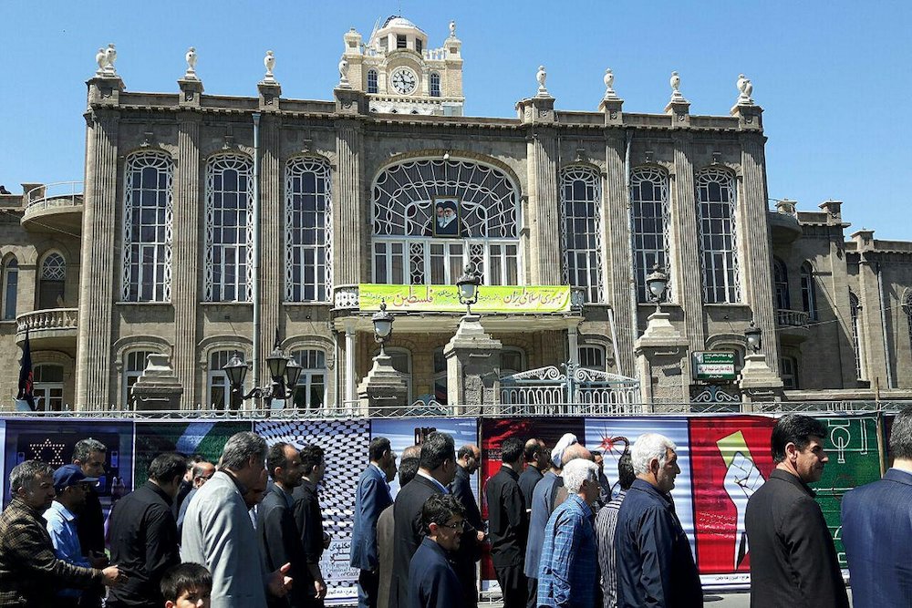 استقبال شهروندان تبریزی از نمایشگاه “جام جنایی غزه”