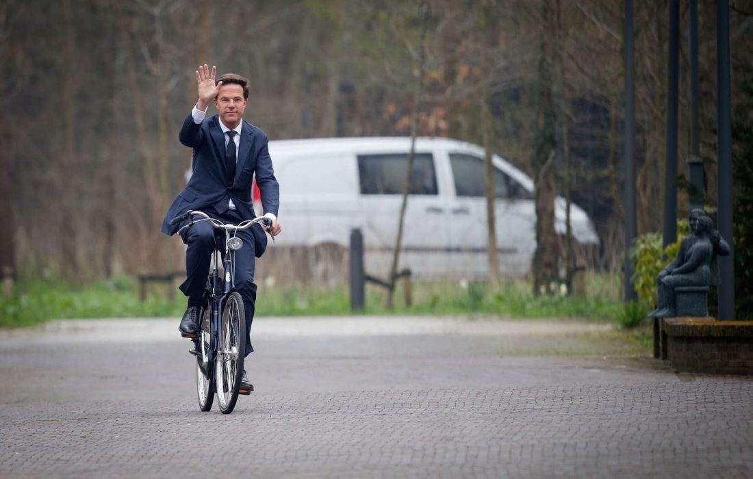 نخست وزیر هلند دوچرخه سوار می‌شود، چون آنجا منطقه صعب العبور ندارد!