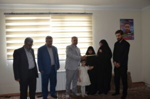 دیدار معاون مالی اقتصادی شهرداری منطقه ۷ تبریز با خانواده شهید ابوالفضل بیابانی