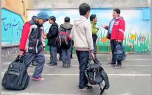 بارِ سنگین، رویِ دوش بچه های ایرانی