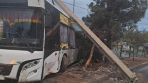 برخورد اتوبوس با تیر برق