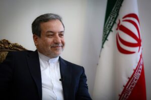شکرخدا سر عراقچی خلوت شده؛ در مراسم ورزشی کری می‌خواند