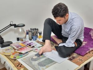 قصه مردی که با پاهایش رویا می‌کشد