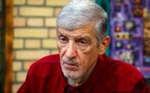 همین‌ها به سفارتخانه‌ها یورش بردند، زنان بدون حجاب زیادی در مراسم تشییع فرماندهان شهید اشک ریختند