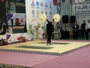 وزنهزنی دختر ۸ ساله اردبیلی در اختتامیه جام فجر +فیلم