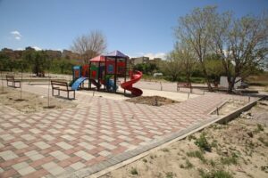 نصب مبلمان شهری و مجموعه بازی کودکان در پارک شهید صمدی