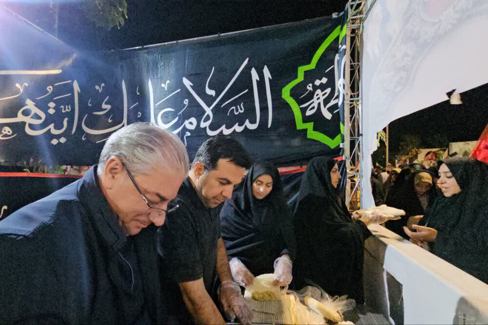 برپایی موکب منطقه ۳ در میدان ساعت همزمان با چهلمین روز خاکسپاری رهبر شهید انقلاب برپایی موکب منطقه ۳ در میدان ساعت همزمان با چهلمین روز خاکسپاری رهبر شهید انقلاب