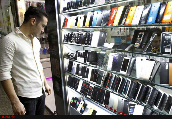 فروش موبایل 50 درصد کاهش داشته است/ همزمان با تک نرخی شدن ارز 60 شرکت درخواست مجوز برای واردات کردند