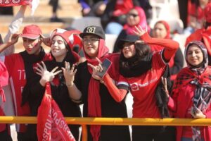 بانوان نمی‌توانند بازی تراکتور پرسپولیس را در استادیوم ببینند!